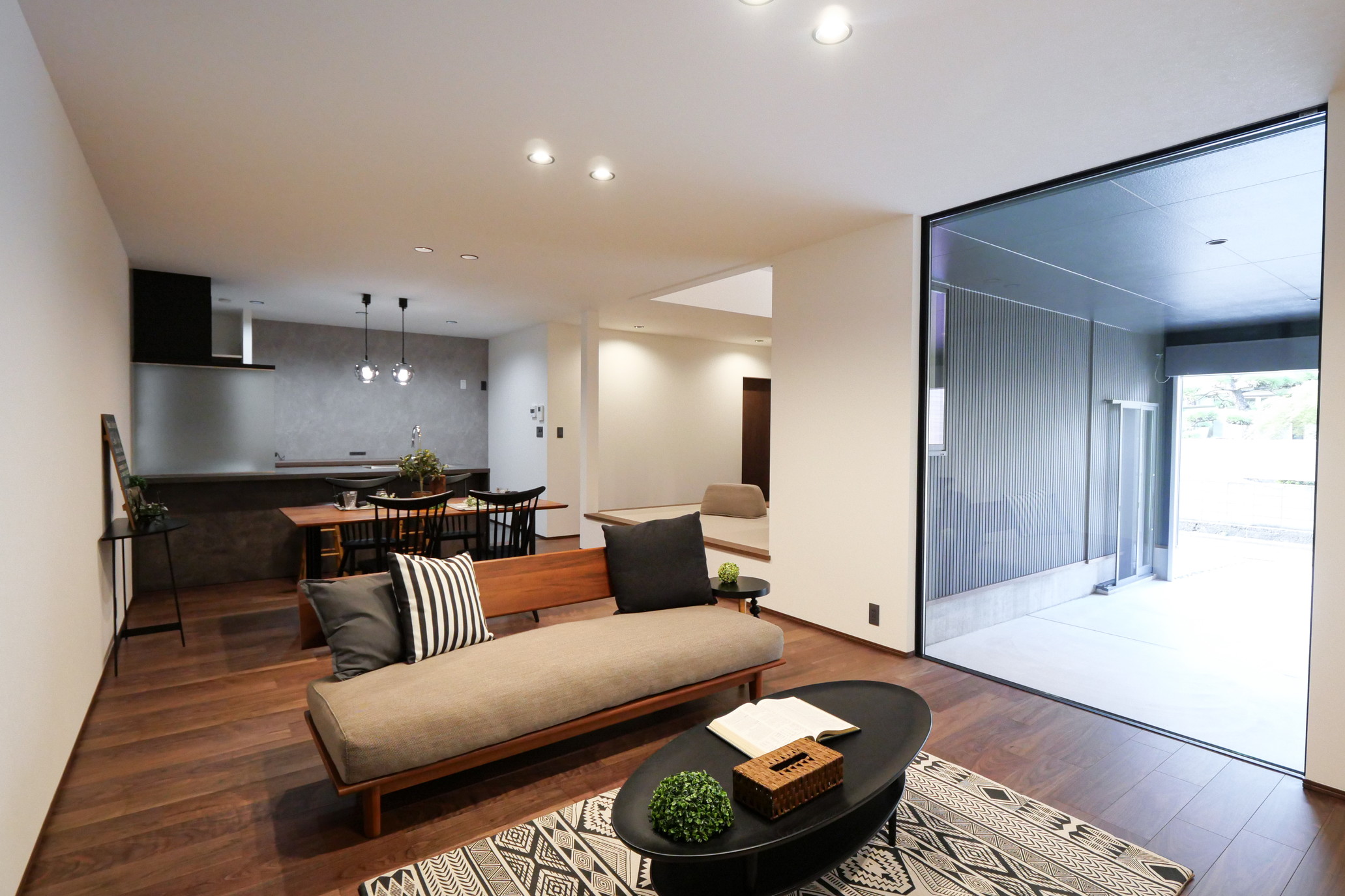 愛車を眺める贅沢なリビングのある家 アイキャッチ画像