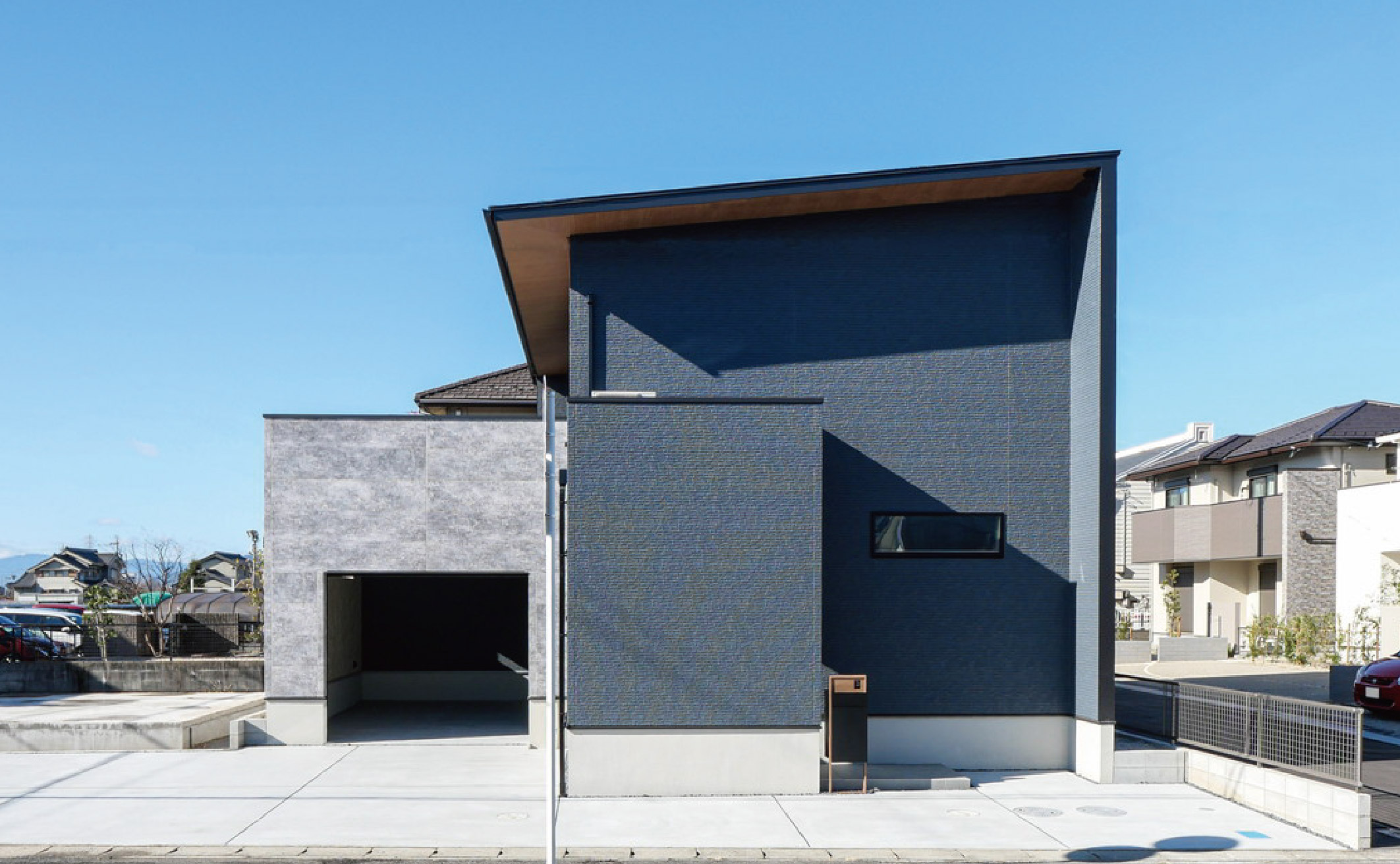 上品で日常に溶け込む、ナチュラルモダンな2階リビングの家